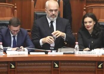 Maxhoranca kalon me 85 vota shkrirjen e 15 bashkive edhe me kartonët “jeshil” të Braçes dhe Spiropalit