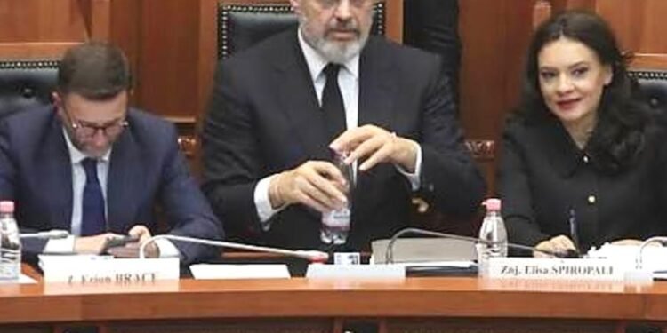 Maxhoranca kalon me 85 vota shkrirjen e 15 bashkive edhe me kartonët “jeshil” të Braçes dhe Spiropalit