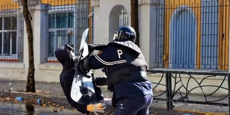 AMP monitoron protestat në Tiranë dhe qytete të tjera, verifikohen shkeljet nga punonjësit e Policisë