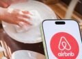 Airbnb ndryshon rregullat, turistëve nuk mund t’u kërkohet të lajnë enët apo të heqin çarçafët