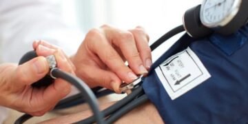 Pozicioni i gabuar i krahut gjatë matjes së tensionit mund të japë rezultate të pasakta
