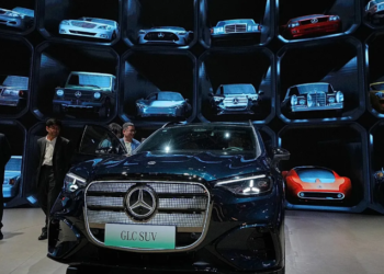 Shitjet globale të Mercedes-Benz bien me 6%, ndërsa makinat elektrike arrijnë rekord