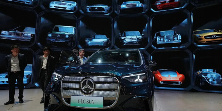 Shitjet globale të Mercedes-Benz bien me 6%, ndërsa makinat elektrike arrijnë rekord
