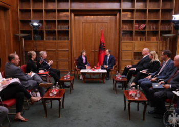 Partneriteti strategjik Shqipëri-SHBA, Presidenti Begaj dekoron dy senatorët amerikanë