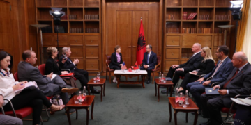 Partneriteti strategjik Shqipëri-SHBA, Presidenti Begaj dekoron dy senatorët amerikanë