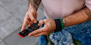 Mendoni se nuk jetoni dot pa smartphone? Ja pse një telefon i thjeshtë mund të jetë zgjedhja më e mirë