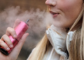 Pse po bëhen të varur nga vape edhe ata që nuk kanë pirë kurrë duhan?
