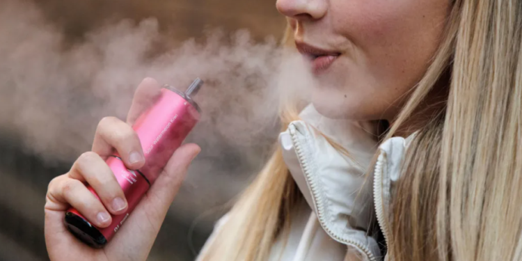 Pse po bëhen të varur nga vape edhe ata që nuk kanë pirë kurrë duhan?