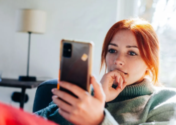 Kujdes me blerjet online! Mashtruesit po përdorin inteligjencën artificiale për të vjedhur para