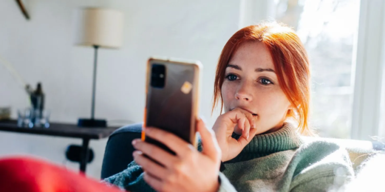 Kujdes me blerjet online! Mashtruesit po përdorin inteligjencën artificiale për të vjedhur para