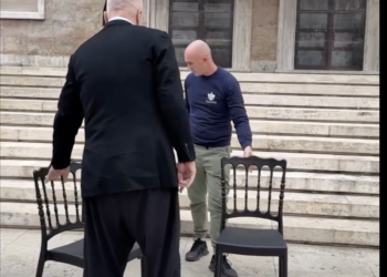 Rama ndërron llojin e karrigeve te Kryeministria, por jo mesazhin për protestuesit