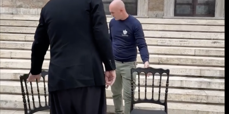 Rama ndërron llojin e karrigeve te Kryeministria, por jo mesazhin për protestuesit