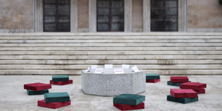 Studentët e refuzojnë,  Rama shtron “odën” për dialog para Kryeministrisë
