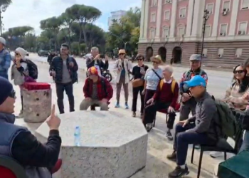 Rama i nxjerr për studentët, por te karriget e dialogut ulen turistët
