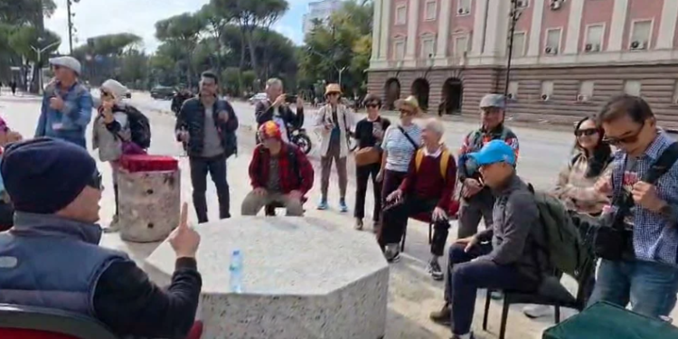Rama i nxjerr për studentët, por te karriget e dialogut ulen turistët