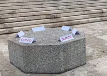 Rama përsërit thirrjen për dialog, vendos tryezën prej guri në bulevard