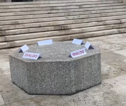 Rama përsërit thirrjen për dialog, vendos tryezën prej guri në bulevard