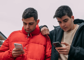 “Manosfera” në internet, studiuesit kërkojnë masa për mbrojtjen e shëndetit të djemve dhe burrave