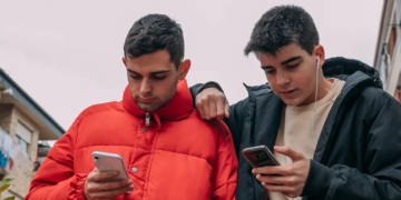 “Manosfera” në internet, studiuesit kërkojnë masa për mbrojtjen e shëndetit të djemve dhe burrave