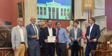 Kirurgu me mikrofon në dorë! Ermal Pashaj merr titullin prestigjioz europian