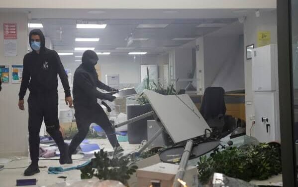 Përshkallëzimi, bankat mbyllin degët në qendër të Tiranës