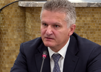 Bankat janë të sigurta pavarësisht dëmeve në pak filiale, Shella: 85% e degëve funksionale, paratë e qytetarëve nuk rrezikohen