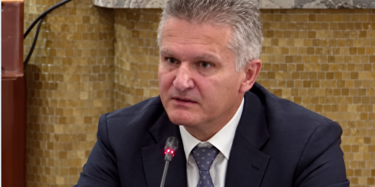 Bankat janë të sigurta pavarësisht dëmeve në pak filiale, Shella: 85% e degëve funksionale, paratë e qytetarëve nuk rrezikohen