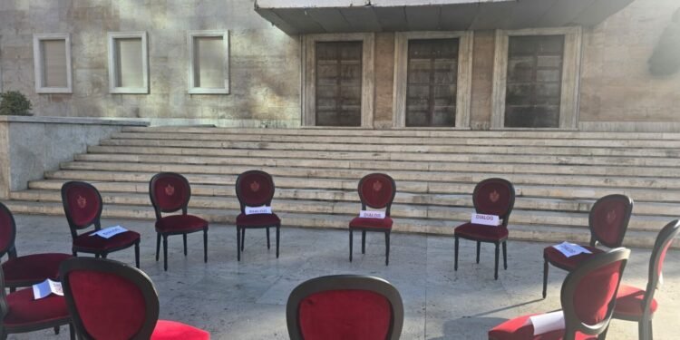 Rama fton studentët të ulen, vendos karriget në bulevard me mbishkrimin “Dialog”