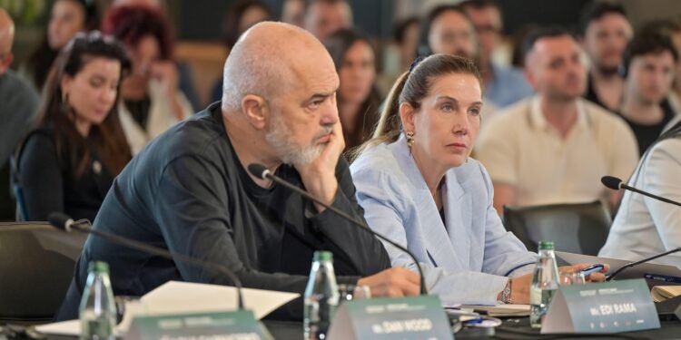 Çfarë cilësish të jashtëzakonshme ka Mirela Kumbaro që Rama e mban ministre prej 2013?!