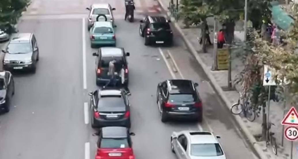 Policia Rrugore nis gjobat edhe për këmbësorët në Tiranë! 78 të ndëshkuar në 24 orë për shkelje të rregullave (VIDEO)