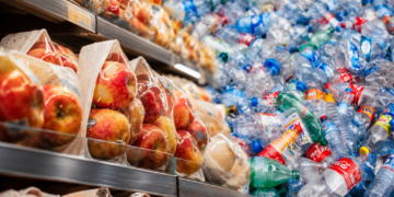 Nga shampot në hotele te shishet plastike, qeset e frutave dhe gotat në kafene, revolucioni që do të ndodhë me paketimet plastike sipas ligjit të ri