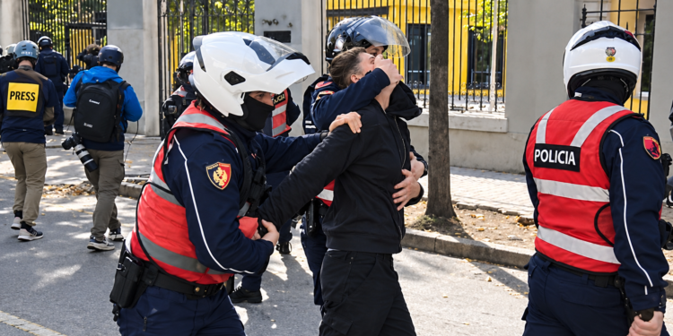 Qeveria shpërndan me urgjencë shpërblimin 2 500 euro për policët