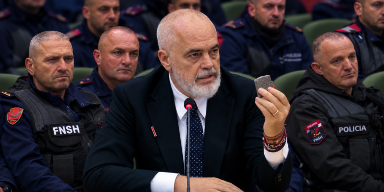 2500 euro shpërblim, Rama shtrëngon radhët me policët dhe premton rritje pagash