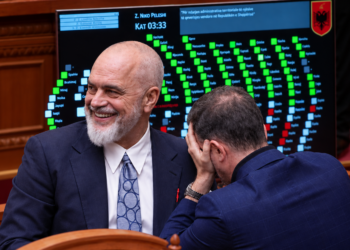 FOTO/ Rama qesh, Braçe vë duart në kokë, Elisa në këmbë: Çfarë nuk u pa pas votimit për shkrirjen e bashkive