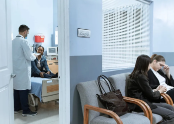 Studimi i ri: Gratë me sëmundje autoimune presin më gjatë dhe diagnostikohen sepse mjekët nuk i marrin seriozisht simptomat e tyre