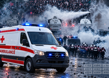 LISTA/ QKUM publikon targat e ambulancave në shërbim: Nuk shpërndajmë gaz lotsjellës, por vijmë në ndihmë!