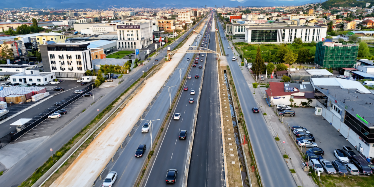 Nis rindërtimi i rrugës dytësore Tiranë Durrës, mbyllet tenderi 4.3 mln euro për segmentin 6.8 km