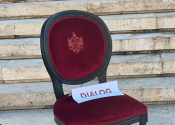 Kryeministria vendos karrige me mbishkrimin “Dialog” në shkallët e godinës, mesazh për protestuesit