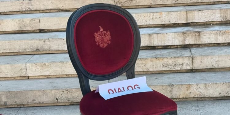 Kryeministria vendos karrige me mbishkrimin “Dialog” në shkallët e godinës, mesazh për protestuesit
