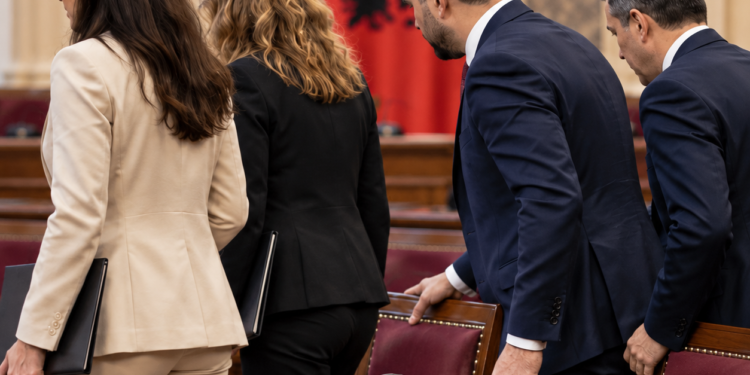 Gratë fitojnë, por mandatet u kalojnë burrave: Dorëheqje të koordinuara në 10 bashki